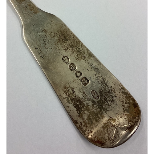 452 - A large silver fiddle pattern basting spoon. London. By JW. Approx. 82 grams. Est. £60 - £80.