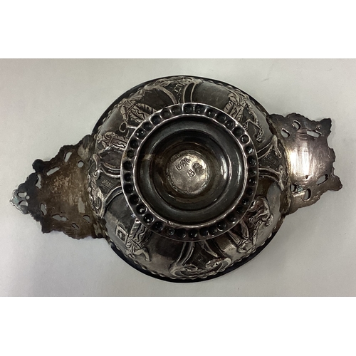 457 - An Antique Dutch silver quaich. Approx. 62 grams. Est. £80 - £120.