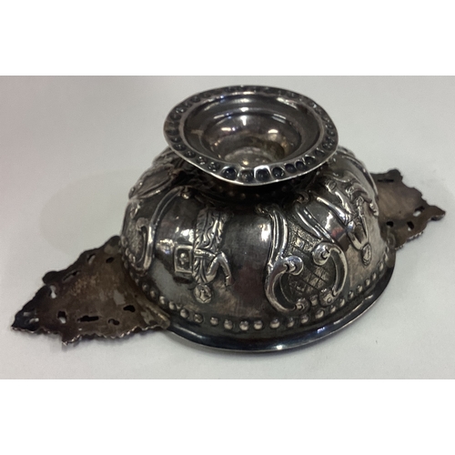 457 - An Antique Dutch silver quaich. Approx. 62 grams. Est. £80 - £120.