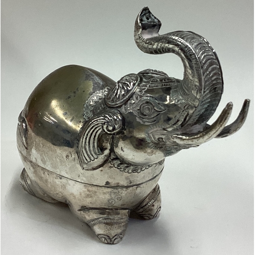 475 - A large silver snuff box with lift-off cover in the form of an elephant. Approx. 100 grams. Est. £10... 