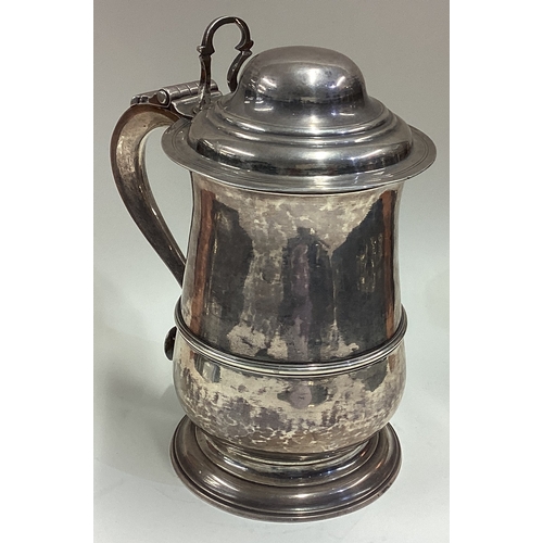 479 - An 18th Century George III silver lidded tankard. Marked to lid and base. London 1767. By Francis Cr... 