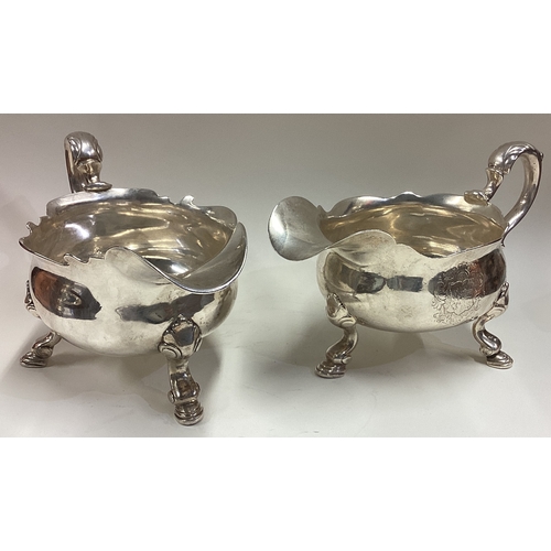 481 - A good pair of George II silver sauce boats of heavy gauge. London 1736. By John Edward. Approx. 929... 