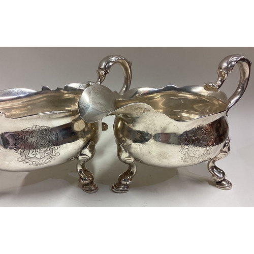 481 - A good pair of George II silver sauce boats of heavy gauge. London 1736. By John Edward. Approx. 929... 