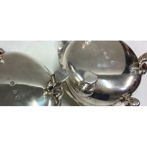 481 - A good pair of George II silver sauce boats of heavy gauge. London 1736. By John Edward. Approx. 929... 