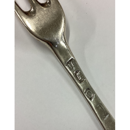 550 - A George I silver three-prong dog nose fork. London 1722. Approx. 63 grams. Est. £200 - £300.