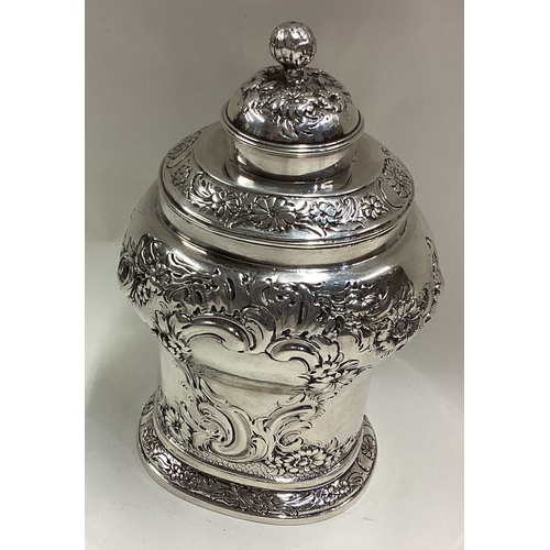 551 - A fine quality George III silver tea caddy. London 1746. By Samuel Taylor. Approx. 323 grams. Est. £... 