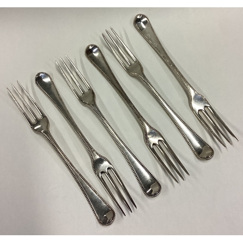 552 - A good set of six silver three-prong forks with crested decoration. London 1777. Approx. 421 grams. ... 