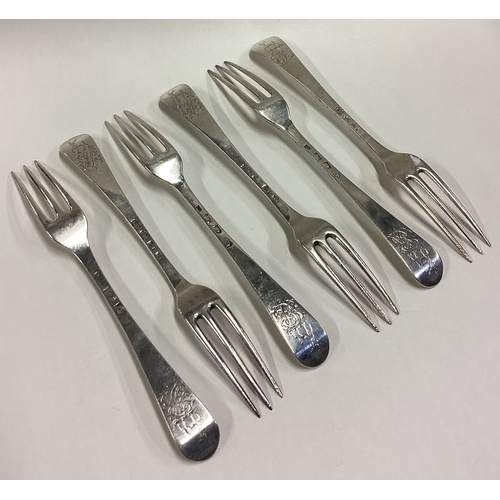 552 - A good set of six silver three-prong forks with crested decoration. London 1777. Approx. 421 grams. ... 