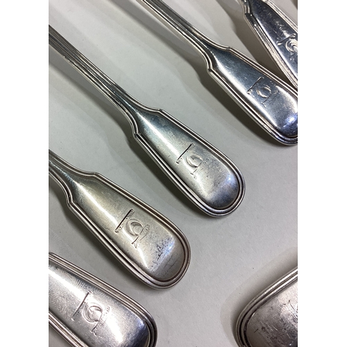 557 - OF MILTARY INTEREST: A set of twelve silver fiddle thread pattern double struck teaspoons. London. B... 