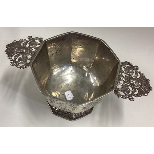 574 - An octagonal white metal brandy bowl engraved with scenic decoration. Approx. 323 grams. Est. £80 - ... 