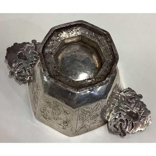 574 - An octagonal white metal brandy bowl engraved with scenic decoration. Approx. 323 grams. Est. £80 - ... 