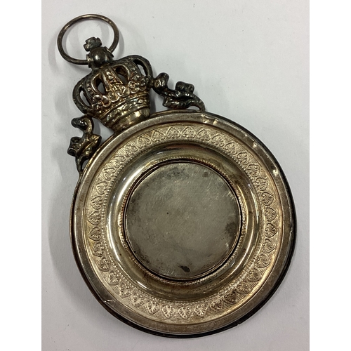 585 - A 19th Century French silver medallion with Royal crown decoration. Approx. 11 grams. Est. £30 - £40... 