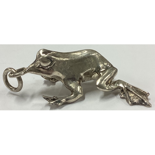 610 - A Sterling silver figure of a frog. Approx. 23 grams. Est. £20 - £30.