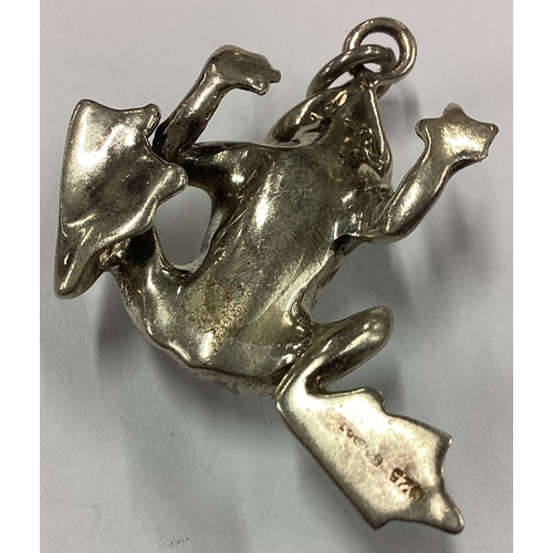 610 - A Sterling silver figure of a frog. Approx. 23 grams. Est. £20 - £30.