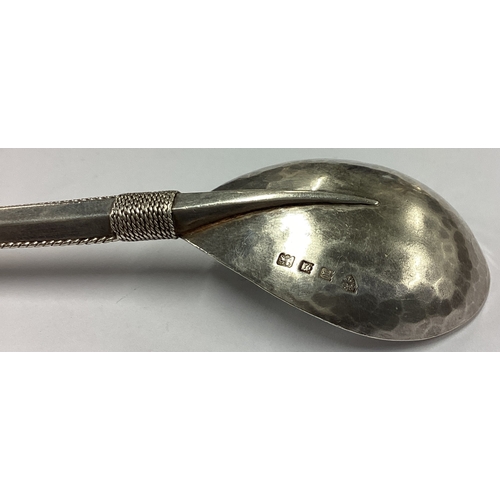 613 - ARTIFICERS GUILD: An Arts and Crafts silver spoon. London 1921. Approx. 38 grams. Est. £100 - £150.