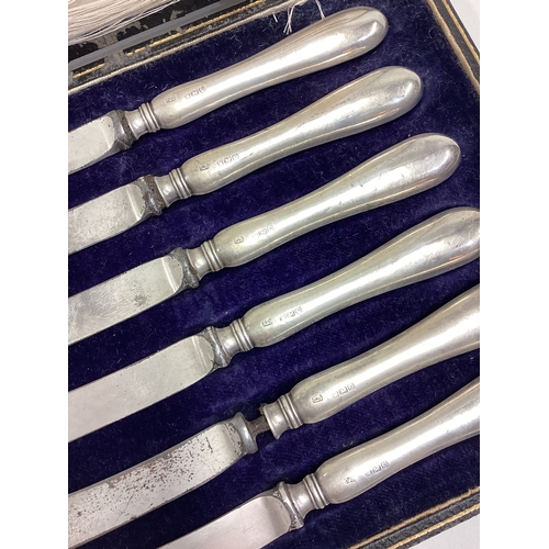 621 - A cased set of six silver handled knives. Approx. 655 grams of gross weight. Est. £20 - £30.