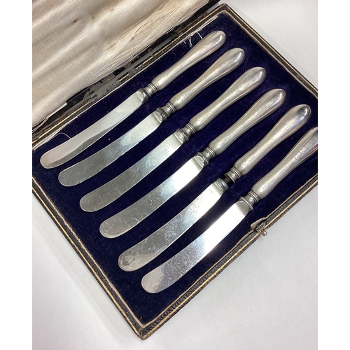 621 - A cased set of six silver handled knives. Approx. 655 grams of gross weight. Est. £20 - £30.