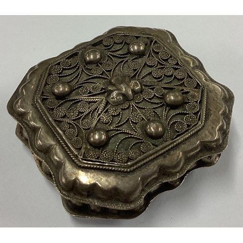 638 - A Dutch silver peppermint / snuff box with hinged cover. Approx. 38 grams. Est. £30 - £40.