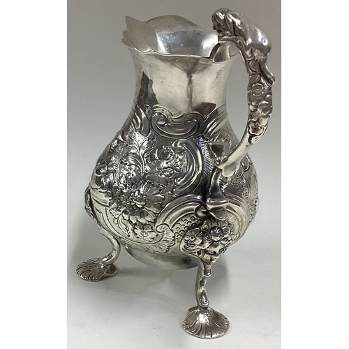 641 - An unusual Naturalistic 18th Century George III Chinoiserie silver jug chased with flowers and Orien... 