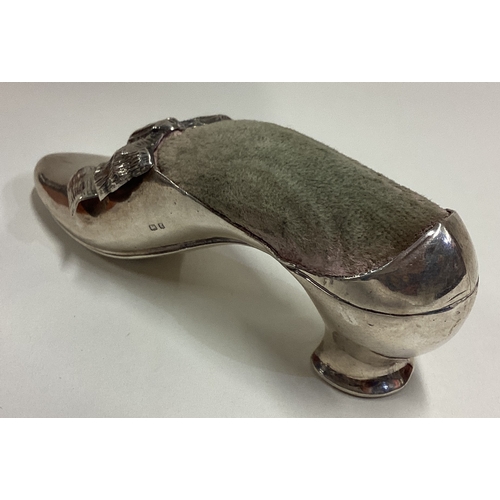 689 - A Sterling silver pin cushion in the form of a lady's shoe. Approx. 17 grams. Est. £50 - £80.