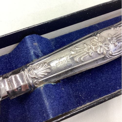 708 - A cased silver handled cake knife. Sheffield 1973. Approx. 63 grams of gross weight. Est. £20 - £30.