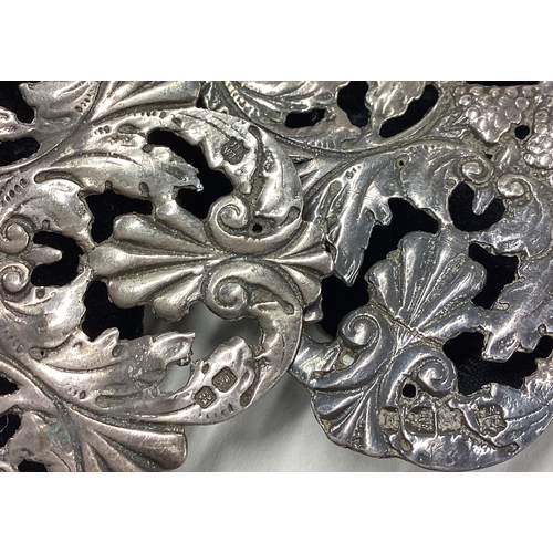 71 - An Art Nouveau silver buckle with pierced decoration. Approx. 86 grams of gross weight. Est. £100 - ... 