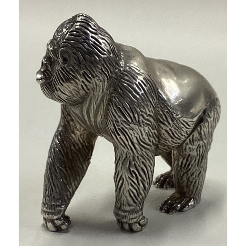 711 - PATRICK MAVROS: A silver figure of a gorilla. Approx. 331 grams. Est. £1000 - £1500.