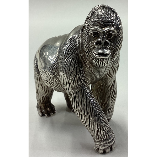 711 - PATRICK MAVROS: A silver figure of a gorilla. Approx. 331 grams. Est. £1000 - £1500.