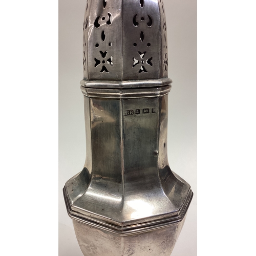 731 - A large Edwardian silver sugar caster. Birmingham. By RB. Approx. 267 grams. Est. £100 - £150.