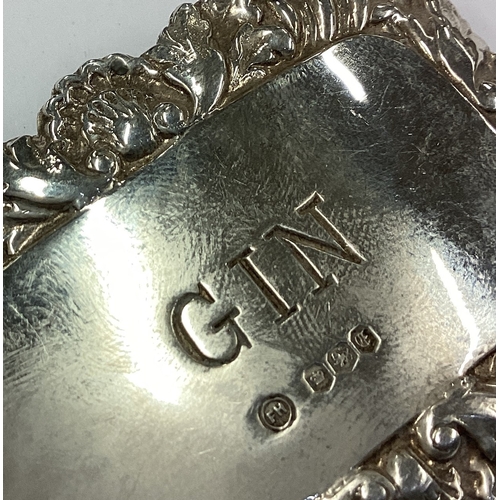 99 - A silver wine label for 'Gin'. Approx. 14 grams. Est. £15 - £20.