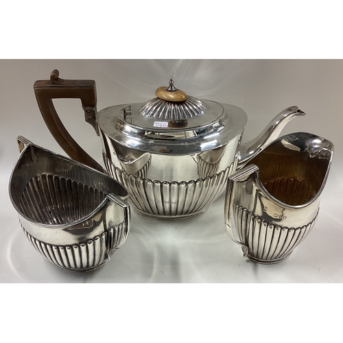 746 - A good silver half-fluted tea service. London. By CS. Approx. 708 grams. Est. £280 - £320.