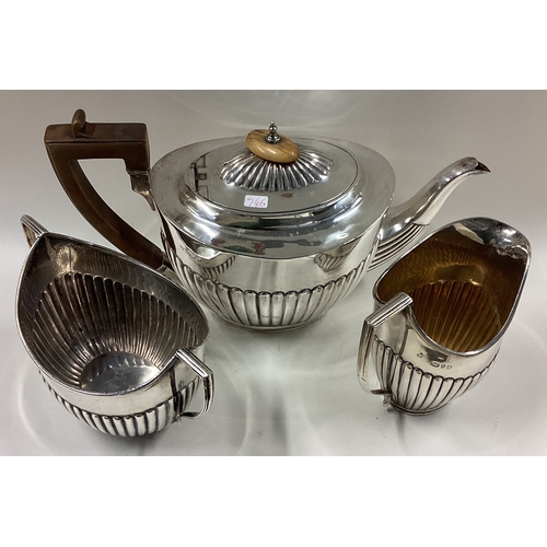 746 - A good silver half-fluted tea service. London. By CS. Approx. 708 grams. Est. £280 - £320.