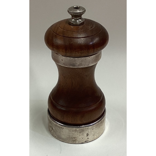 212 - A silver mounted and wood pepper grinder. London 1966. Approx. 126 grams of gross weight. Est. £30 -... 