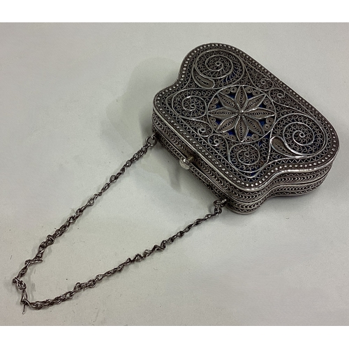 211 - A 19th Century silver purse with filigree decoration. Circa 1900. Approx. 44 grams. Est. £60 - £80.