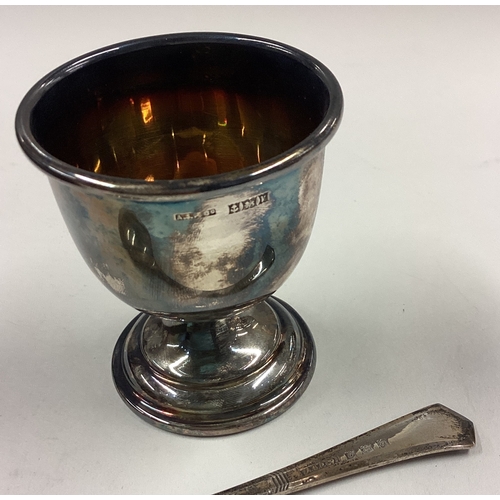 100 - A cased silver egg cup together with matching spoon. Approx. 56 grams. Est. £20 - £30.