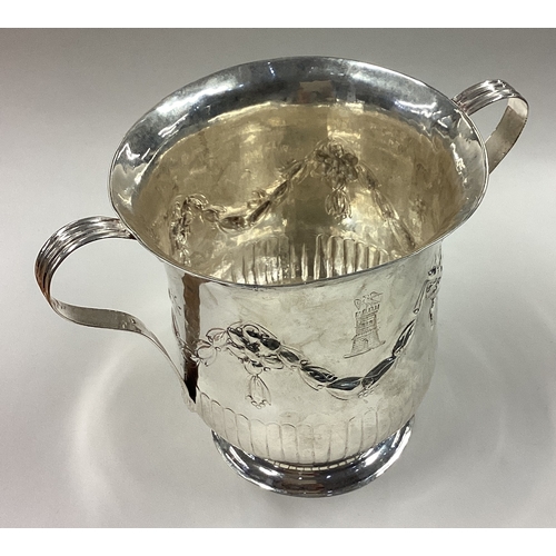 125 - A chased silver cup decorated with castle crest. London 1779. By John Swift. Approx. 199 grams. Est.... 