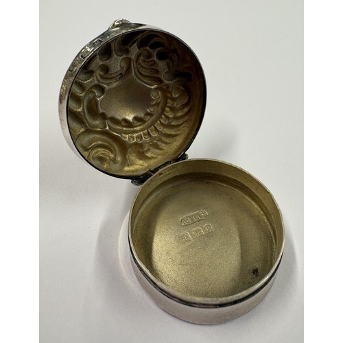 130 - A chased silver pill box with hinged lid. Birmingham 1906. By ALLD. Approx. 5 grams. Est. £20 - £30.