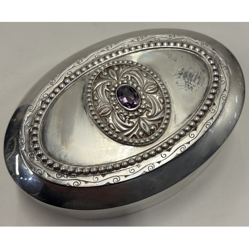 14 - GARRARD: A large and rare silver snuff box with lift-off cover decorated with stone to centre. Londo... 