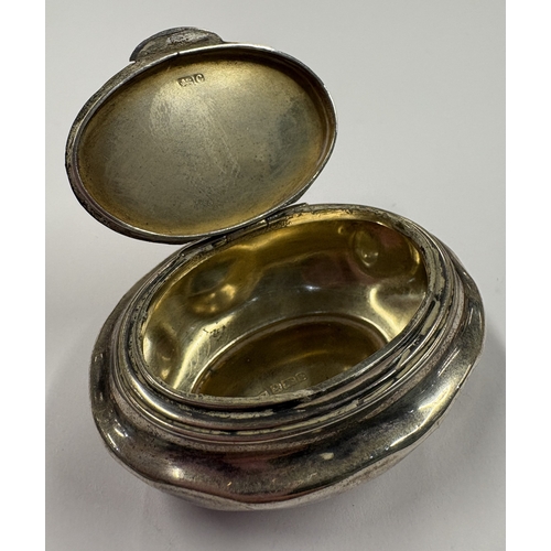 173 - A silver pill box with hinged lid. Birmingham 1909. Approx. 23 grams. Est. £30 - £40.