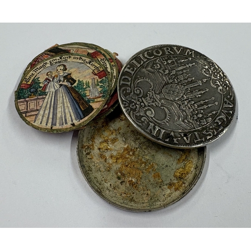 175 - A 17th Century silver medallion box. Approx. 19 grams of gross weight. Est. £400 - £600.