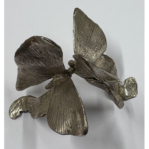 186 - A large and rare novelty silver figure of two butterflies. London 2005. Approx. 188 grams. Est. £200... 