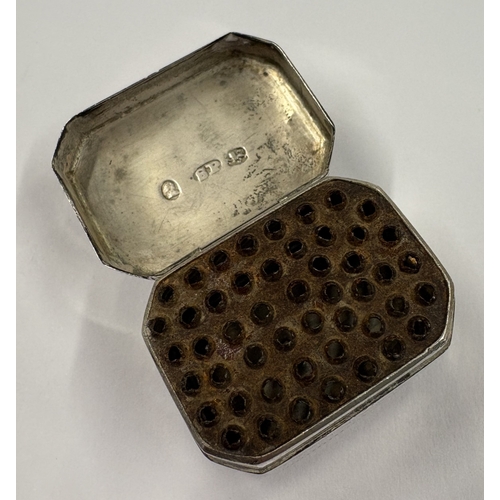 256 - A bright-cut George III silver box nutmeg grater with hinged covers at both ends. Marked to both cov... 