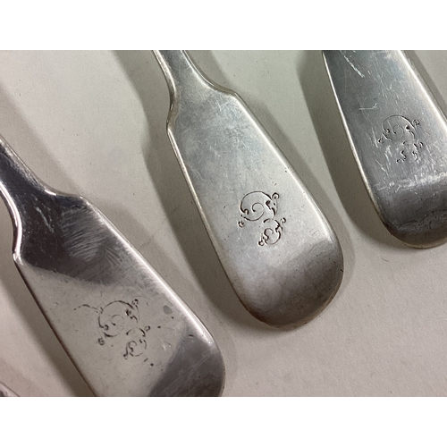 305 - A set of five silver fiddle pattern teaspoons. London. Approx. 79 grams. Est. £30 - £40.