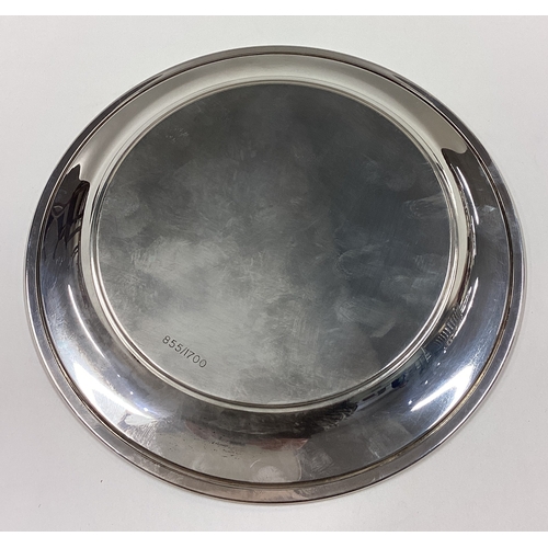 308 - A circular silver plate contained within fitted box. London. Approx. 119 grams. Est. £60 - £80.