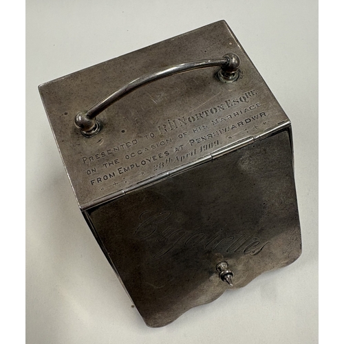 309 - A silver cigarette box. Birmingham 1903. By William Hunter. Approx. 400 grams of gross weight. Est. ... 