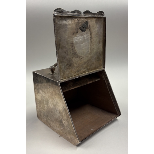 309 - A silver cigarette box. Birmingham 1903. By William Hunter. Approx. 400 grams of gross weight. Est. ... 