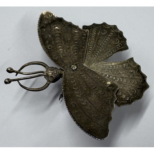 31 - A novelty silver toy figure of a butterfly with moveable wings. Approx. 10 grams. Est. £20 - £30.