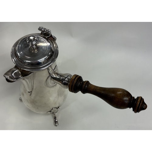 322 - An 18th Century French silver side-handled chocolate pot. Marked to base and cover. Approx. 527 gram... 