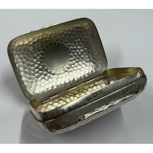 332 - A clean silver snuff box of hammered design with hinged lid. London 1912. By Goldsmiths & Silversmit... 