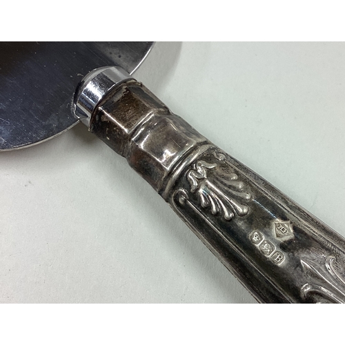 351 - A good silver handled King's pattern cake slice. Approx. 75 grams of gross weight. Est. £20 - £30.